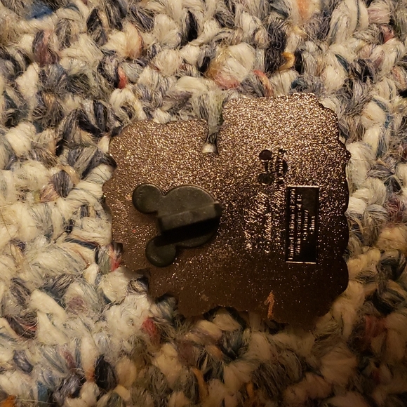 Mickey's 'Twas the Night Before Christmas Pin - Picture 2 of 2